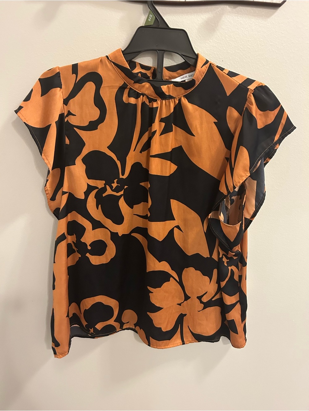 Flowy Short-Sleeve Floral Top - Carmel/Black